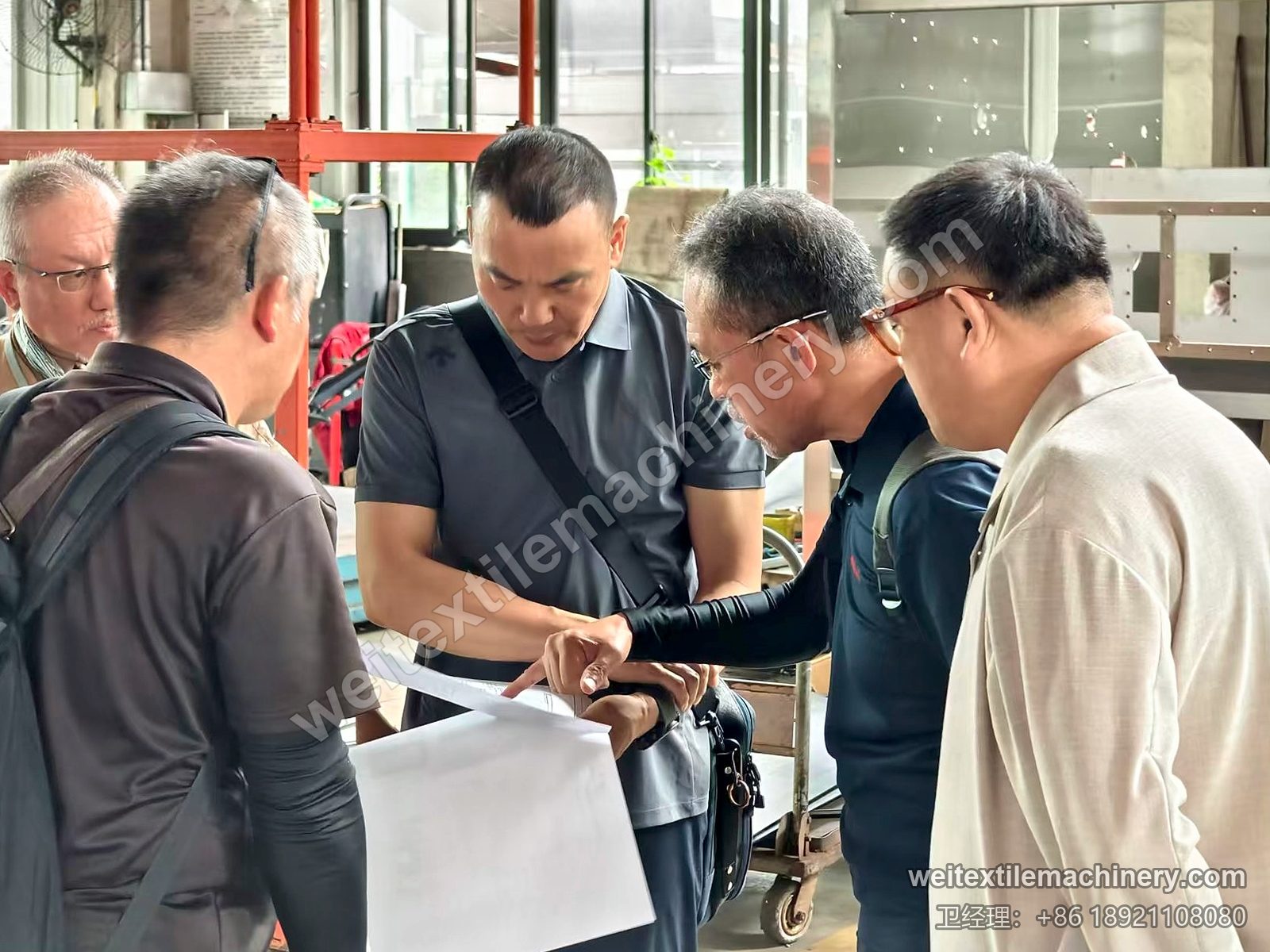 我们的工程师与御幸毛織团队对照资料逐项核对
