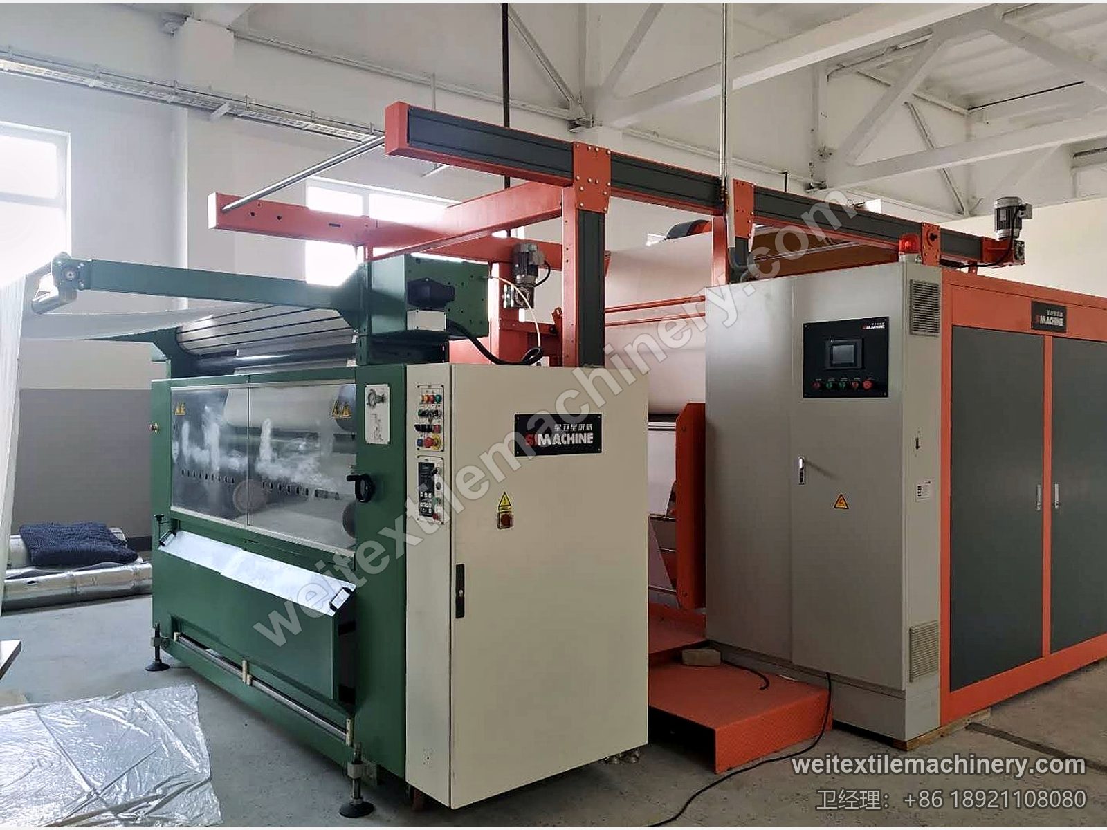 绿色千立整纬机接在橙色M-Tec Contipress 400压光机前