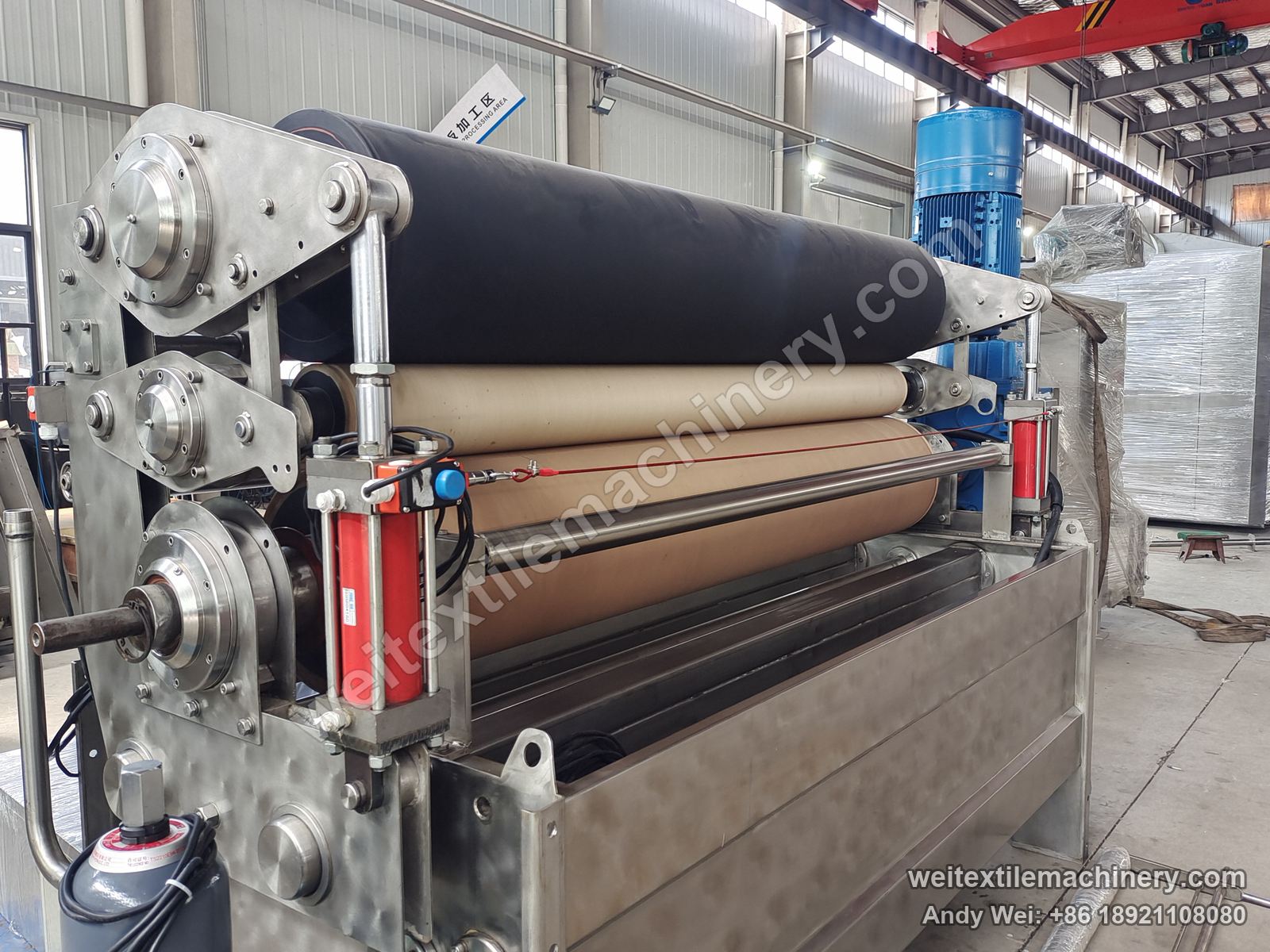 Used CIMI squeezing machine (3 rolls), close-up of the roller stack with rubber roll, two covered rolls, hydraulic loading cylinders and stainless frame