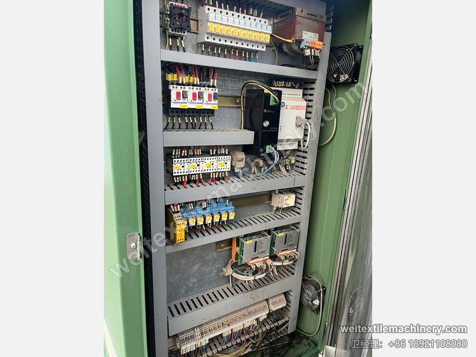 二手 Corino 光电式整纬机电控柜内部，断路器排、PLC、两台伺服驱动器与端子排