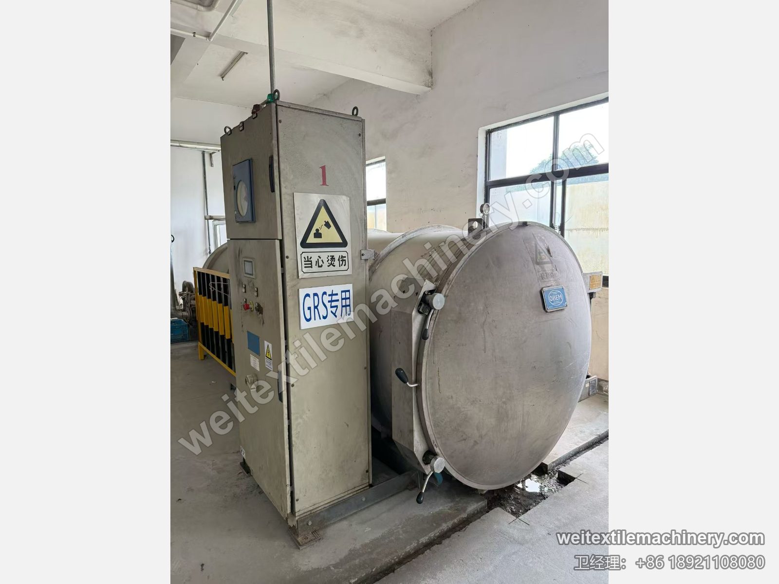 二手 Obem VFPV 蒸纱机整机,不锈钢罐体与圆形罐门、门上 OBEM 标牌、带压力表与触摸屏的电控柜
