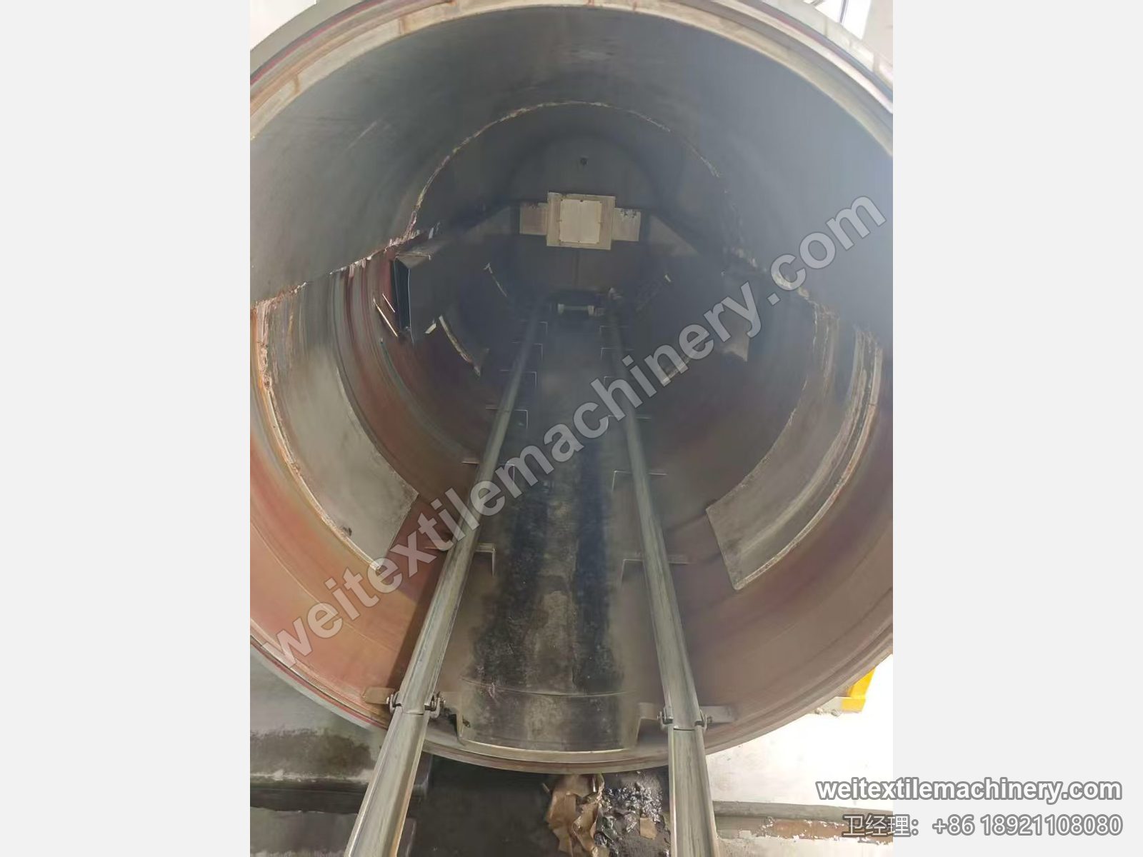 二手 Obem VFPV 蒸纱机罐体内部，两条蒸纱车轨道与罐壁、顶部接口