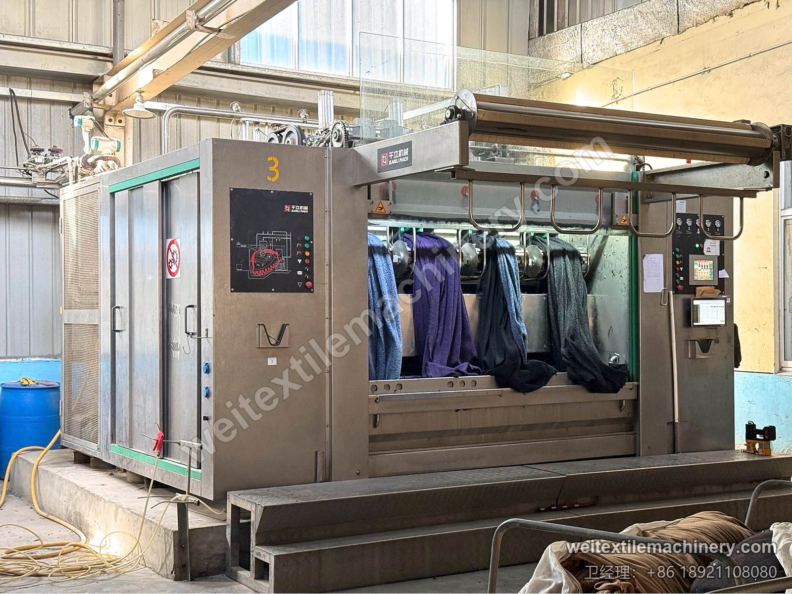 WPF-4XS 四通道洗缩联合机在客户车间，四个通道挂着四种颜色的面料